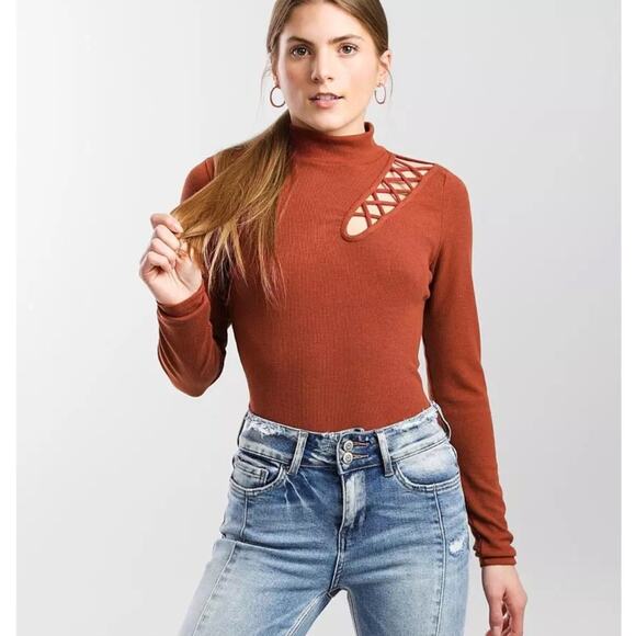 New RED BKE Long Sleeve Ribbed Mock Neck Rust Top Cutout Detail Women's SIZE XXL - Picture 1 of 8